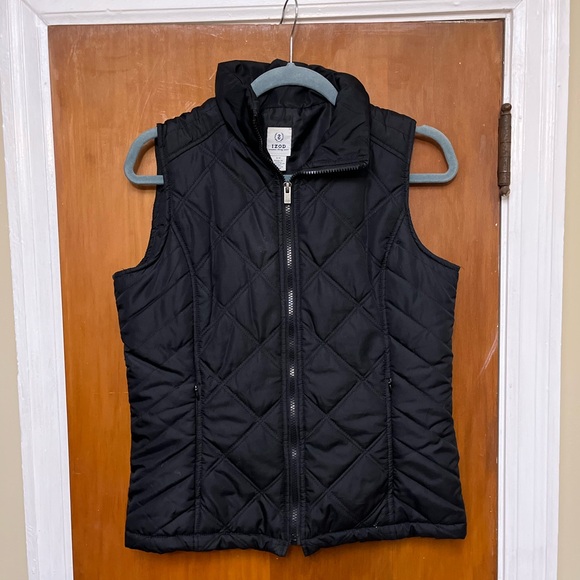 IZOD Women’s black Vest  SP
B4 - Picture 3 of 5